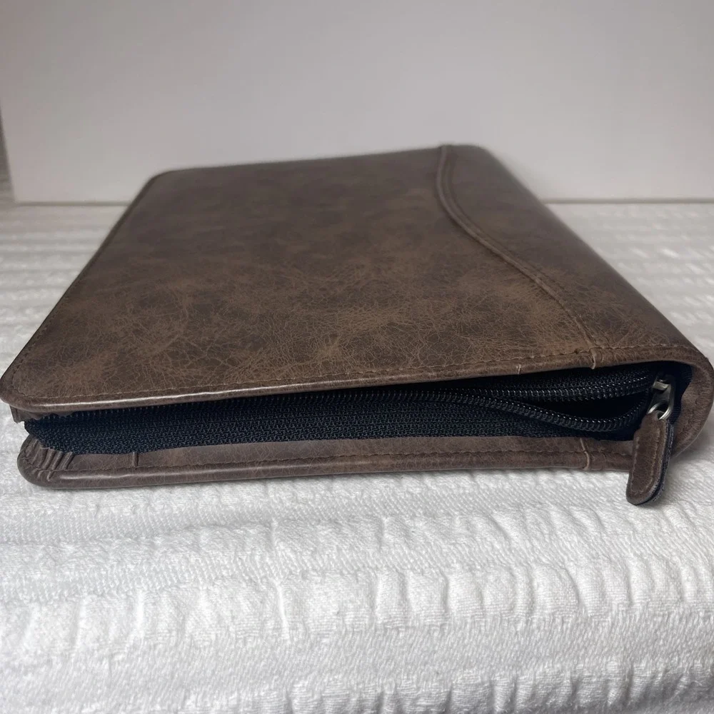 Day Timer Brown Zippered 7-Ring Planner Organizer  Approx. 8